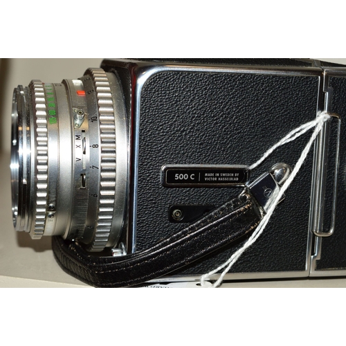 462 - A HASSELBLAD 500C MEDIUM FORMAT CAMERA, in near mint condition fitted with a Carl Zeiss Jena Planar ... 