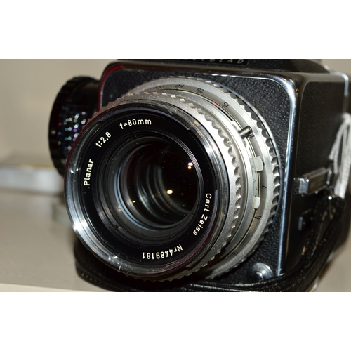 462 - A HASSELBLAD 500C MEDIUM FORMAT CAMERA, in near mint condition fitted with a Carl Zeiss Jena Planar ... 