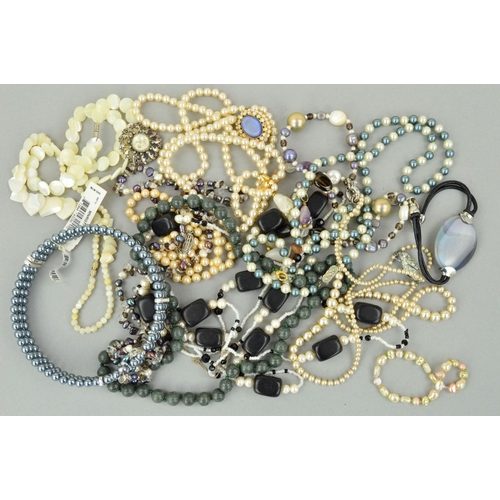 222 - A SELECTION OF GEM AND COSTUME JEWELLERY, to include a Monet blue imitation pearl chocker, an agate ... 