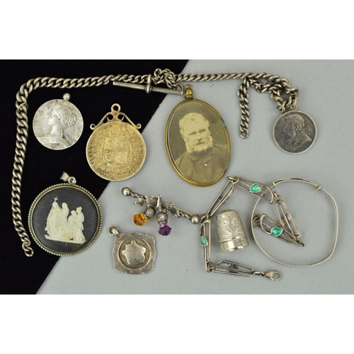 225 - A SELECTION OF JEWELLERY, to include a circular black jasperware Wedgwood pendant, a bracelet with g... 