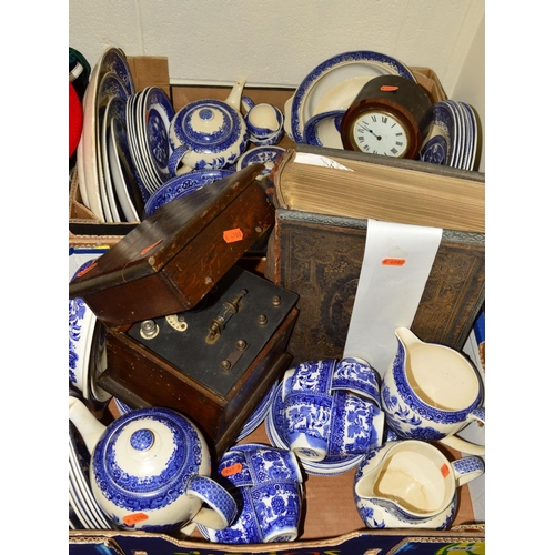 551 - A QUANTITY OF BLUE AND WHITE WILLOW PATTERN TEA/DINNER WARES, etc to include Washington Old Willow t... 