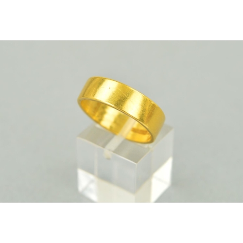 29 - A 22CT GOLD BAND RING of plain design, with 22ct gold hallmark for Birmingham 1971, ring size S, wei... 