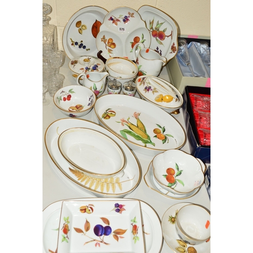 575 - ROYAL WORCESTER EVESHAM AND WILD HARVEST TABLEWARES, etc (21 pieces)