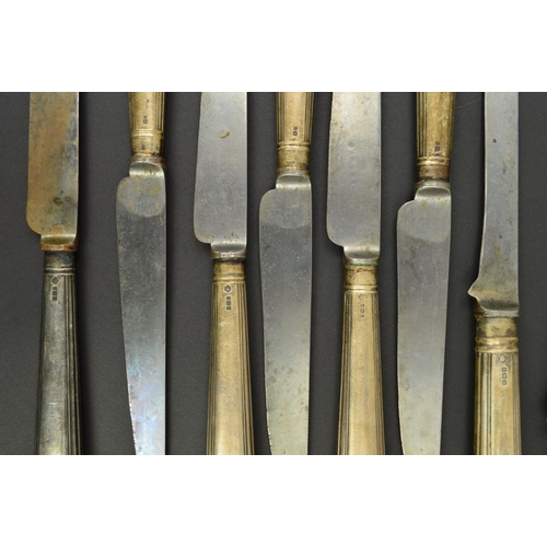 113 - A SET OF GEORGE V SILVER HANDLED MEAT AND GAME CARVERS AND A MATCHING SET OF EIGHT TABLE KNIVES, ste... 