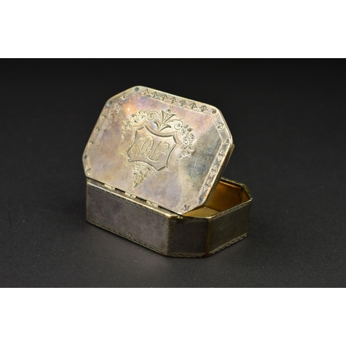 115 - A GEORGE III SILVER SNUFF BOX, of octagonal form, bright cut decoration to edges of hinged cover, ba... 