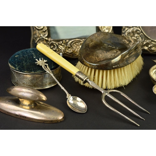 131 - A PARCEL OF SILVER, the majority Edwardian and George V, includes a pair of oval silver backed brush... 