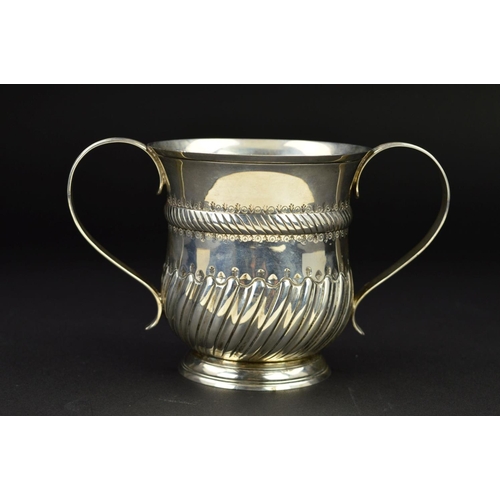 139 - AN EDWARDIAN SILVER LOVING CUP OF LATE 17TH/EARLY 18TH CENTURY STYLE, the cartouche engraved with tw... 