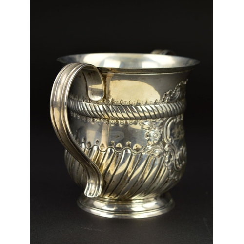 139 - AN EDWARDIAN SILVER LOVING CUP OF LATE 17TH/EARLY 18TH CENTURY STYLE, the cartouche engraved with tw... 