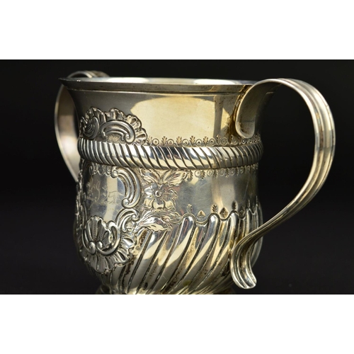 139 - AN EDWARDIAN SILVER LOVING CUP OF LATE 17TH/EARLY 18TH CENTURY STYLE, the cartouche engraved with tw... 