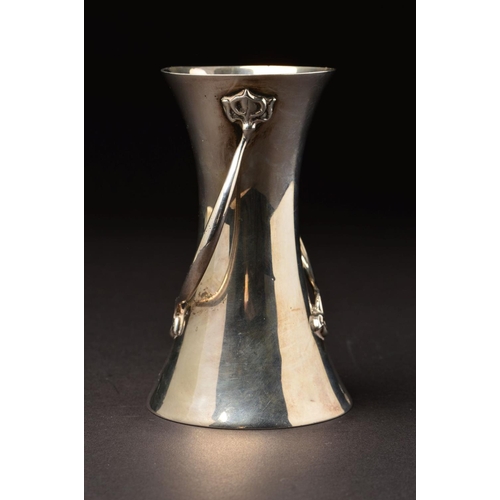 149 - AN EDWARDIAN SILVER TWIN HANDLED ARTS & CRAFTS STYLE VASE, of conical form, flared rim with two styl... 