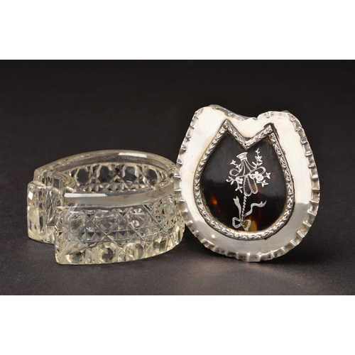 152 - AN EDWARDIAN HORSESHOE SHAPED SILVER TOPPED GLASS TRINKET BOX, the pull off cover with crimped rim a... 