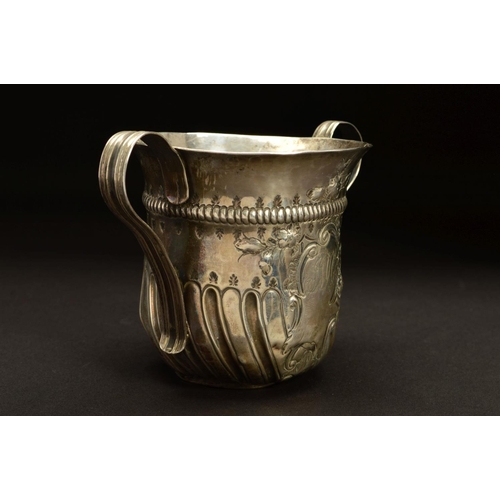 154 - A GEORGE III SILVER LOVING CUP, with a ribbed girdle and punched bands of leaves, chased with a foli... 