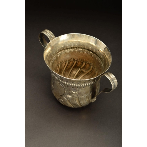 154 - A GEORGE III SILVER LOVING CUP, with a ribbed girdle and punched bands of leaves, chased with a foli... 