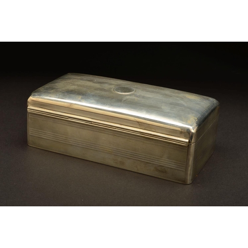 177 - A GEORGE V SILVER RECTANGULAR TABLE CIGAR BOX, blind circular cartouche, rounded corners, horizontal... 