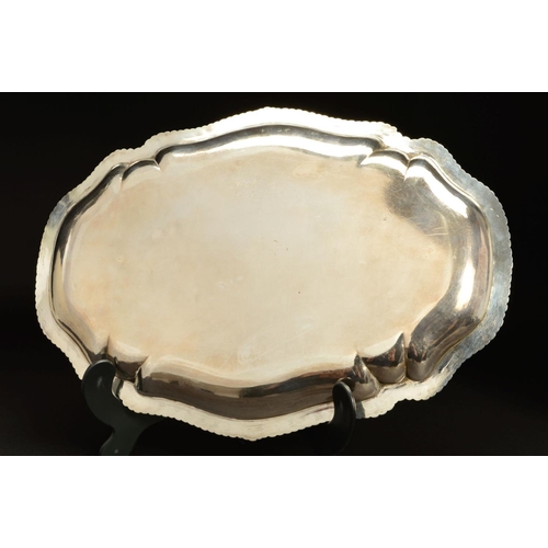 189 - A GEORGE II SILVER MEAT/SERVING PLATTER, of shaped oval form, gadrooned and stepped rim, the centre ... 