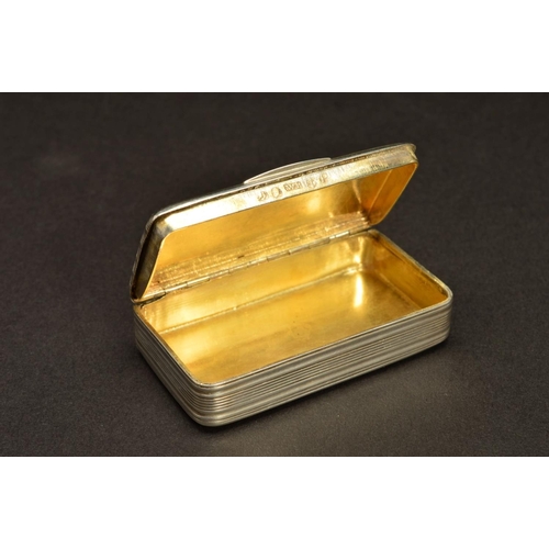 192 - A GEORGE III RECTANGULAR SILVER SNUFF BOX, the whole exterior engine turned with horizontal bands, g... 