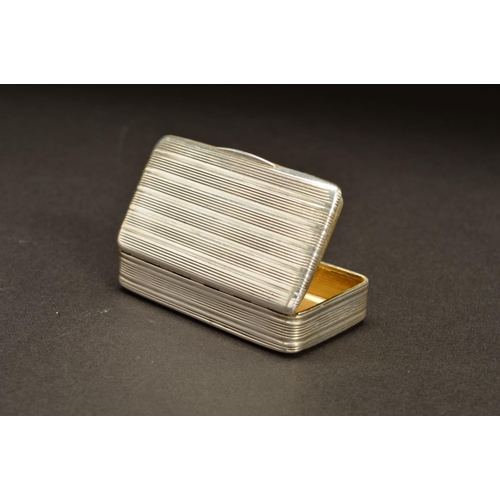 192 - A GEORGE III RECTANGULAR SILVER SNUFF BOX, the whole exterior engine turned with horizontal bands, g... 