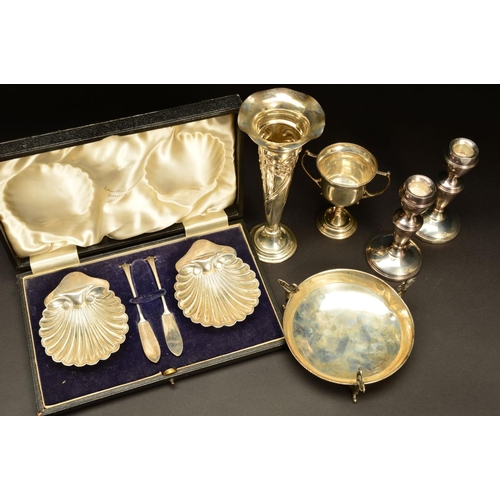 227 - A CASED PAIR OF EDWARDIAN SILVER SHELL SHAPED BUTTER DISHES AND MATCHING KNIVES, makers Josiah Willi... 