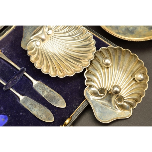 227 - A CASED PAIR OF EDWARDIAN SILVER SHELL SHAPED BUTTER DISHES AND MATCHING KNIVES, makers Josiah Willi... 