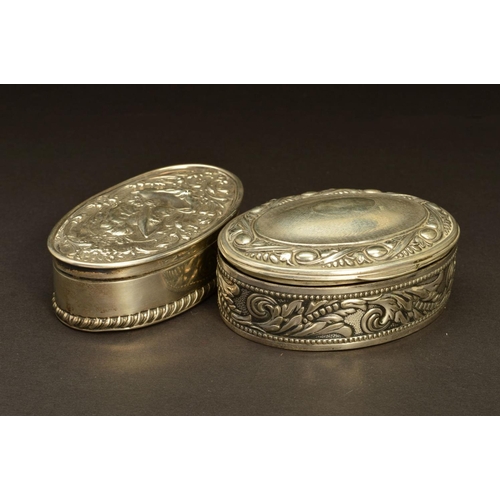 233 - AN EDWARDIAN SILVER OVAL TRINKET BOX, the hinged cover repousse decorated with side profile of a lad... 