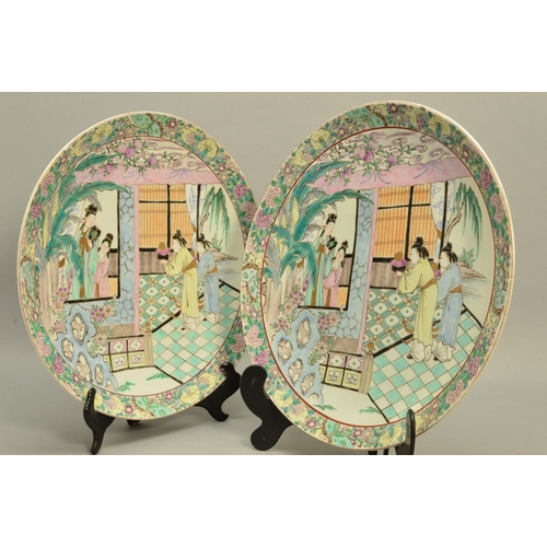 289 - A PAIR OF EARLY 20TH CENTURY CHINESE PORCELAIN FAMILLE ROSE CHARGERS, of circular form, the borders ... 