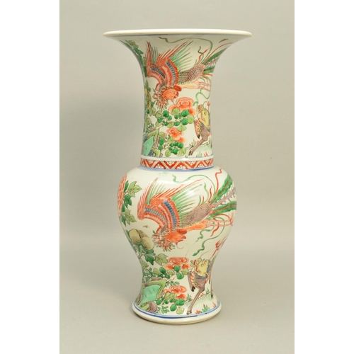 294 - AN EARLY 19TH CENTURY CHINESE FAMILLE VERTE YEN YEN VASE, both the neck and body enamelled with a bi... 