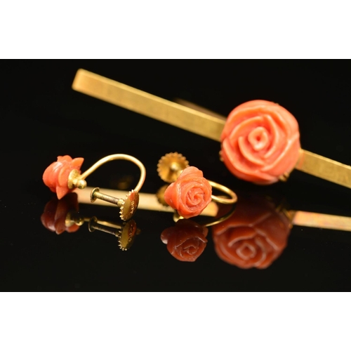 30 - AN EARLY 20TH CENTURY CARVED CORAL BAR BROOCH AND A MATCHING PAIR OF SMALL ROSE STUD EARRINGS, the b... 