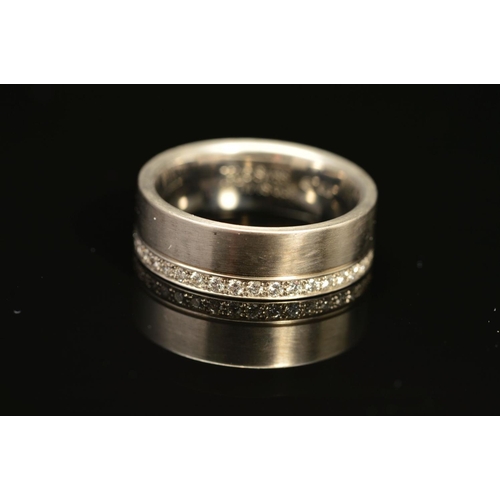 33 - A MODERN 18CT WHITE GOLD AND DIAMOND SET FULL ETERNITY/WEDDING BAND, estimated total modern round br... 