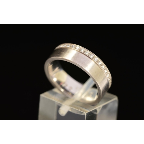 33 - A MODERN 18CT WHITE GOLD AND DIAMOND SET FULL ETERNITY/WEDDING BAND, estimated total modern round br... 