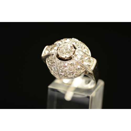 5 - AN EARLY TO MID 20TH CENTURY DOMED CLUSTER RING, centring on an old European diamond, measuring appr... 