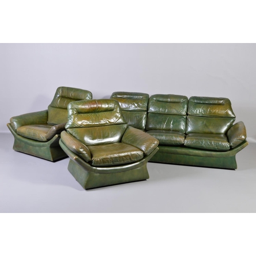 596 - A 1970'S FUTURISTIC ITALIAN STYLE GREEN LEATHER THREE PIECE LOUNGE SUITE, of an open egg shaped fram... 