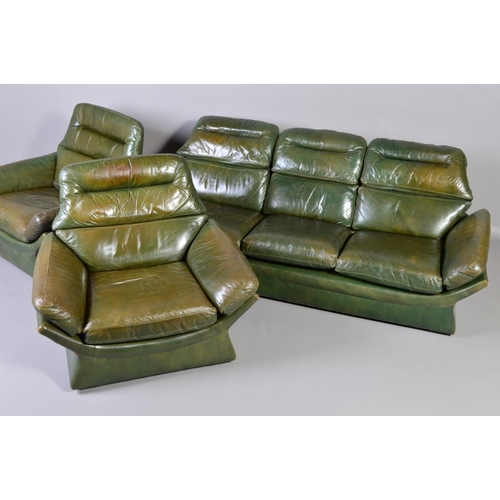 596 - A 1970'S FUTURISTIC ITALIAN STYLE GREEN LEATHER THREE PIECE LOUNGE SUITE, of an open egg shaped fram... 