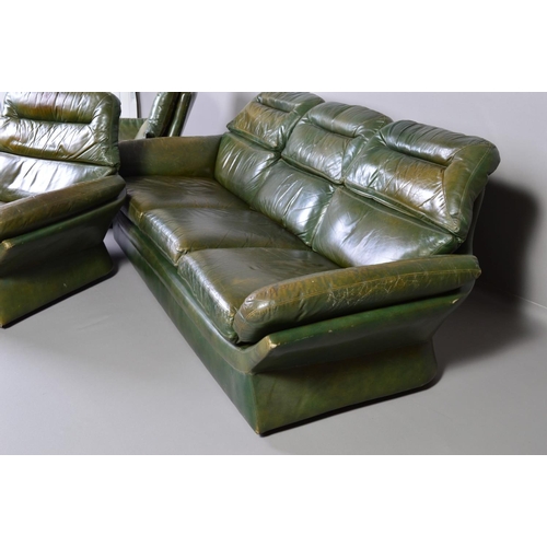 596 - A 1970'S FUTURISTIC ITALIAN STYLE GREEN LEATHER THREE PIECE LOUNGE SUITE, of an open egg shaped fram... 