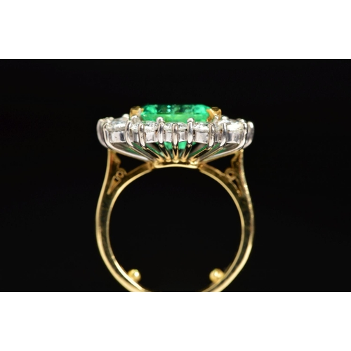 82 - AN IMPRESSIVE 18CT GOLD EMERALD AND DIAMOND CLUSTER RING, centring on an emerald cut emerald measuri... 