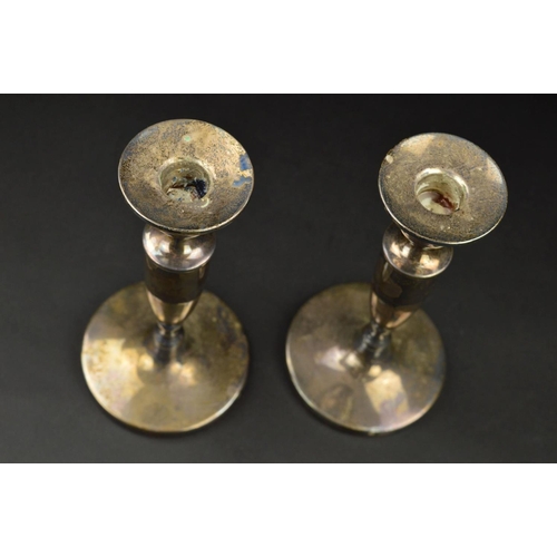 92 - A PAIR OF ELIZABETH II SILVER CANDLESTICKS, circular sconces over tapering stems to a circular loade... 