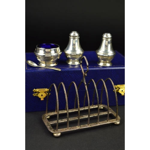 93 - A GEORGE V SILVER SEVEN BAR TOAST RACK, arched form on a rectangular base with flattened bun feet, n... 