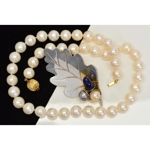 118 - TWO ITEMS OF JEWELLERY to include a freshwater cultured pearl necklace strung knotted to a ball 'pus... 