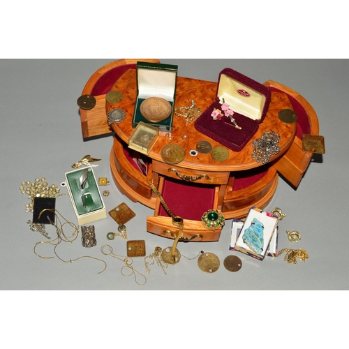 86 - A SELECTION OF COSTUME JEWELLERY AND A WOODEN JEWELLERY BOX, to include brooches, necklaces, pendant... 