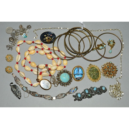 89 - A COLLECTION OF COSTUME JEWELLERY, to include a silver charm bracelet with assorted charms, a vintag... 