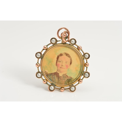 110 - AN EDWARDIAN 9CT GOLD PHOTOGRAPH PENDANT, of circular outline with beaded and imitation split pearl ... 