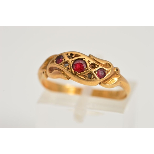 114 - AN EDWARDIAN 18CT GOLD GEM RING, designed as a scrolling central panel set with three graduated circ... 