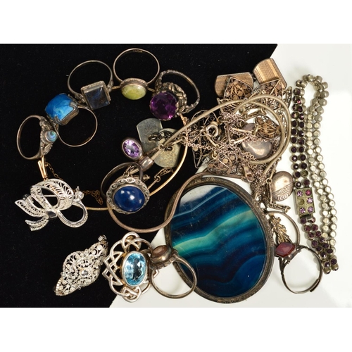 117 - A SELECTION OF SILVER AND WHITE METAL JEWELLERY, to include a dyed banded agate brooch, a hinged ban... 