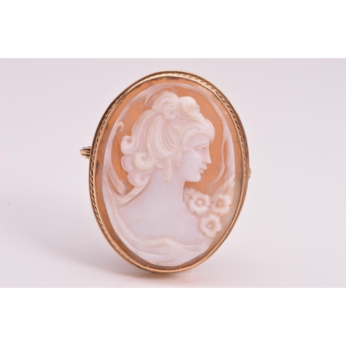 138 - A 9CT GOLD CAMEO BROOCH/PENDANT designed as an oval cameo panel depicting a lady in profile within a... 