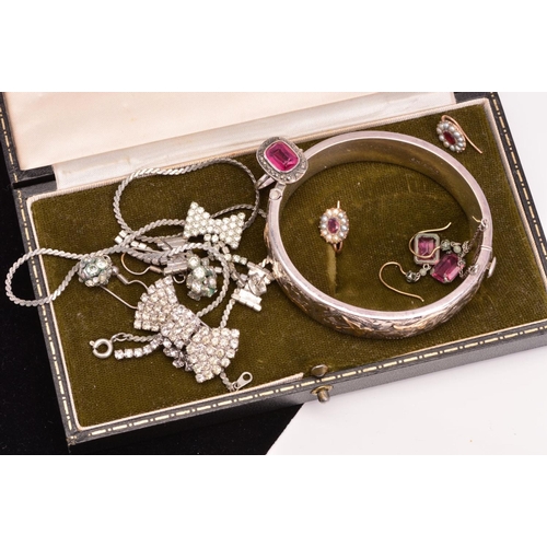 170 - A SELECTION OF JEWELLERY, to include a hinged silver bangle, with silver hallmark for Birmingham, a ... 