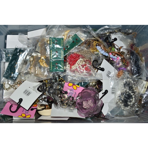 261 - A BOX OF MAINLY MODERN COSTUME JEWELLERY, to include necklaces, brooches, bangles etc