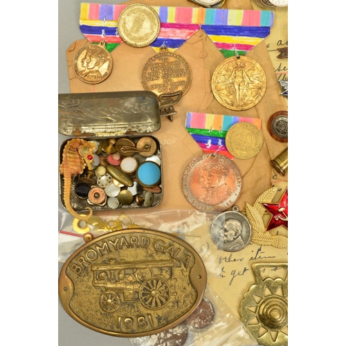 381 - A TRAY CONTAINING VARIOUS ITEMS OF MILITARIA, to include cap badges for Royal Warwickshire, Lincoln,... 