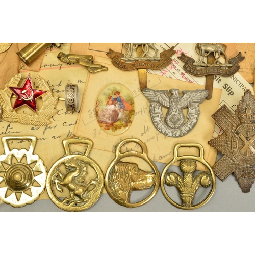 381 - A TRAY CONTAINING VARIOUS ITEMS OF MILITARIA, to include cap badges for Royal Warwickshire, Lincoln,... 