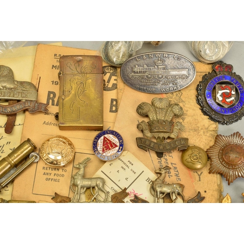 381 - A TRAY CONTAINING VARIOUS ITEMS OF MILITARIA, to include cap badges for Royal Warwickshire, Lincoln,... 