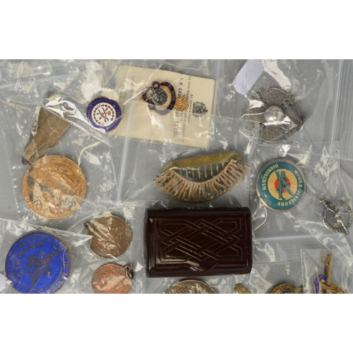 392 - A BOX CONTAINING A NUMBER OF MILITARY BADGES AND ITEMS, Warwickshire Regiment cap badges, collar dog... 