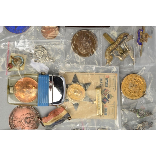 392 - A BOX CONTAINING A NUMBER OF MILITARY BADGES AND ITEMS, Warwickshire Regiment cap badges, collar dog... 